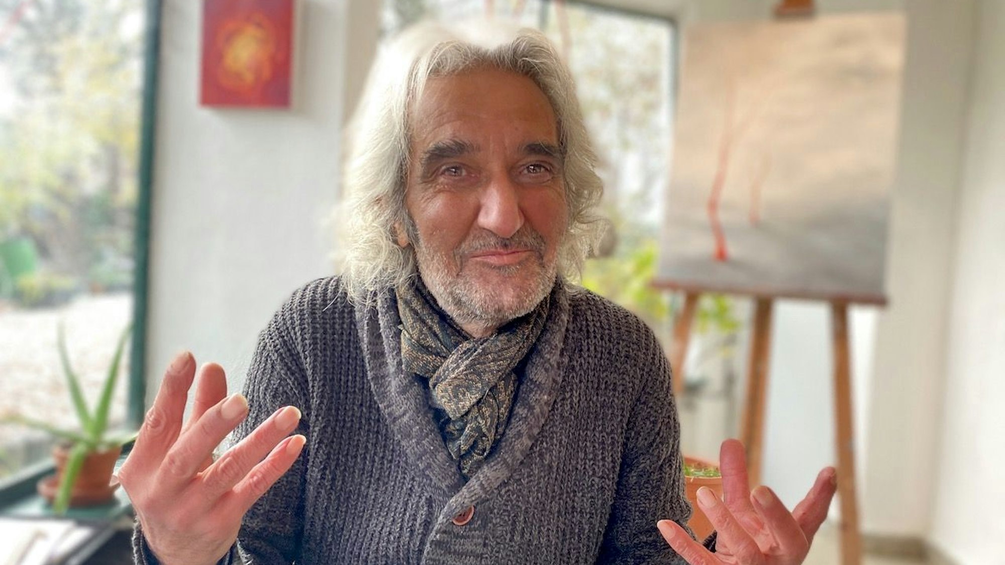 Basile Teberekides sitzt an einem Tisch.