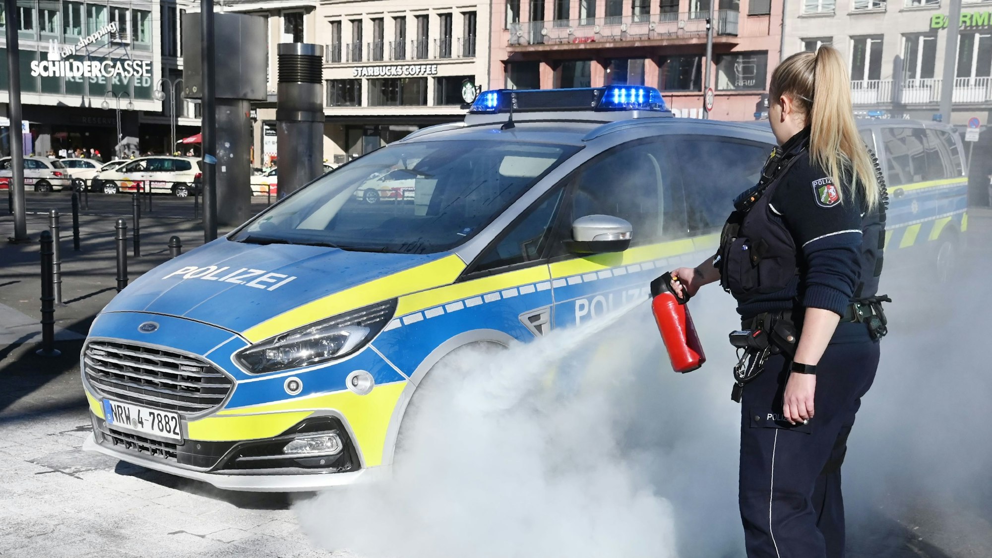 Die Bremsen eines Streifenwagens haben auf dem Neumarkt Feuer gefangen. Die Beamten haben das Feuer mit einem Feuerlöscher selbst schnell gelöscht. Die Feuerwehr rückte zur Sicherheit trotzdem noch an.
