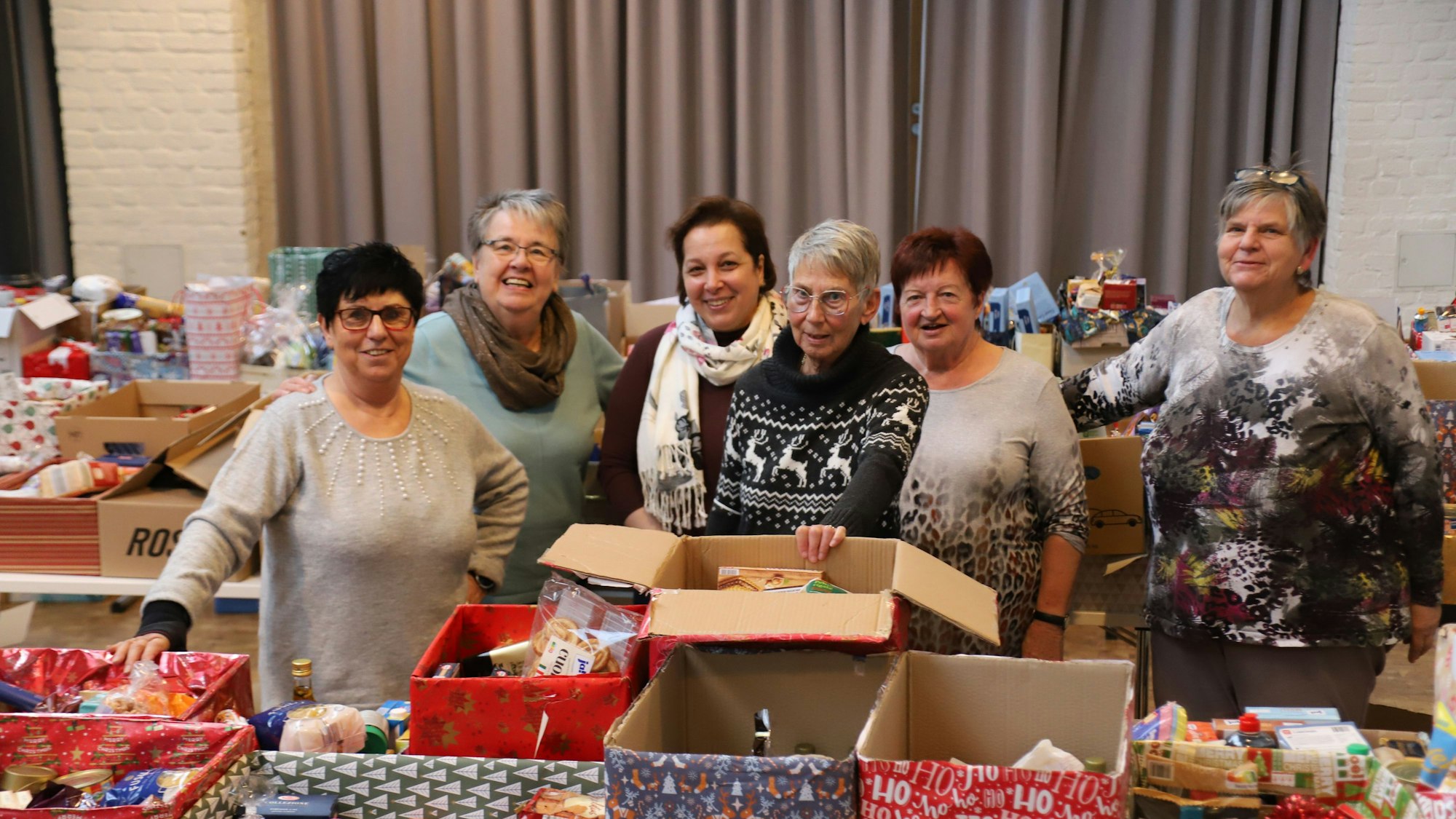 Die Hennefer Tafel hat die Pakte für die Weihnachtsaktion in der Meys Fabrik angenommen.