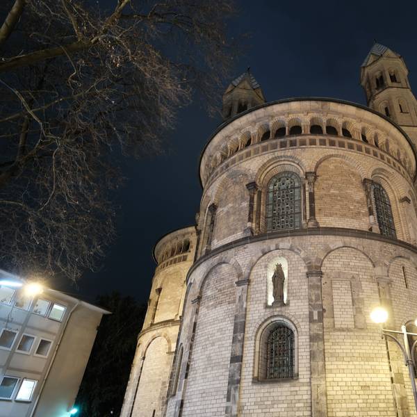 St. Aposteln bei Nacht.