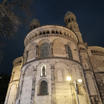 St. Aposteln bei Nacht.