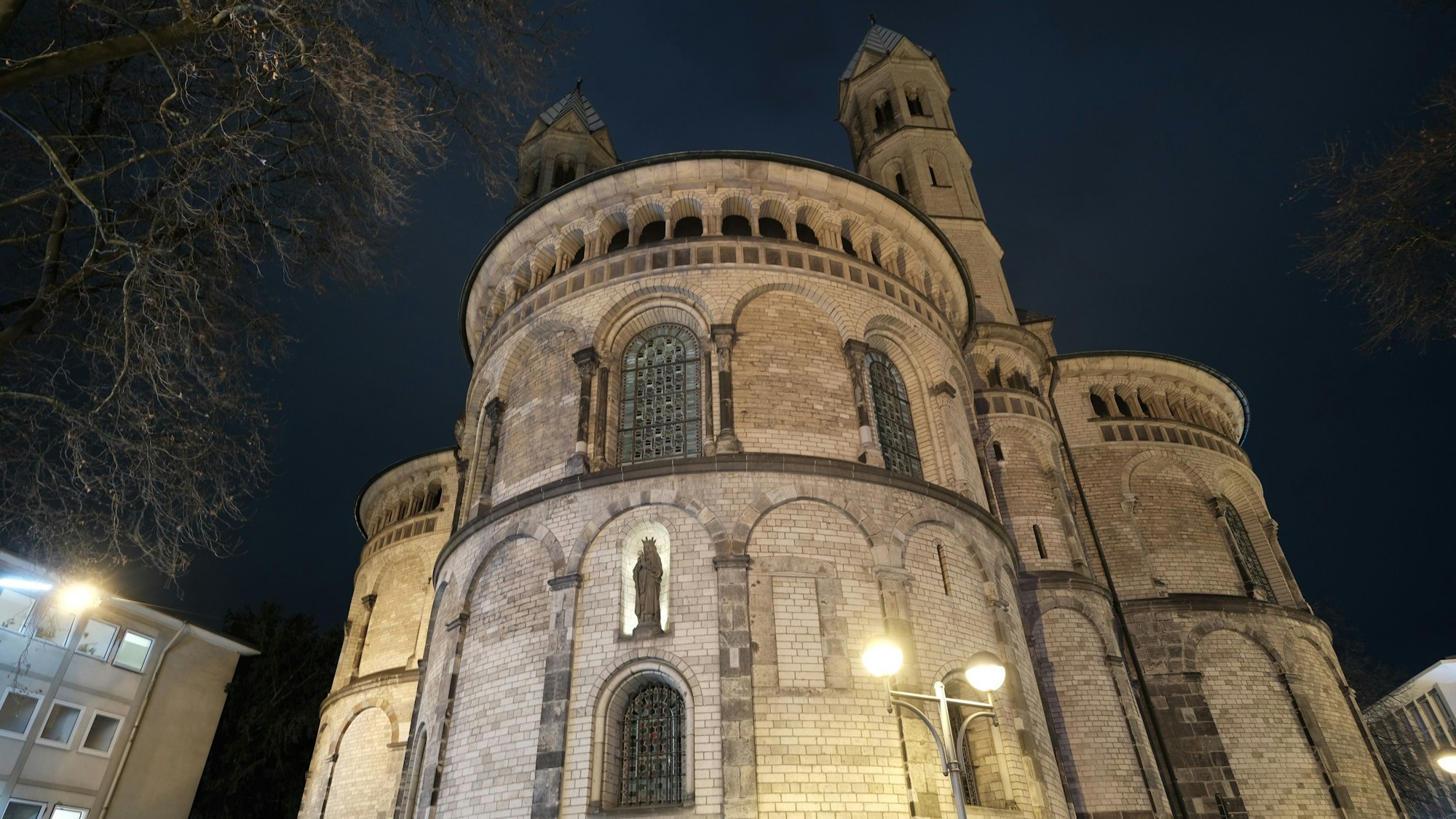 St. Aposteln bei Nacht.