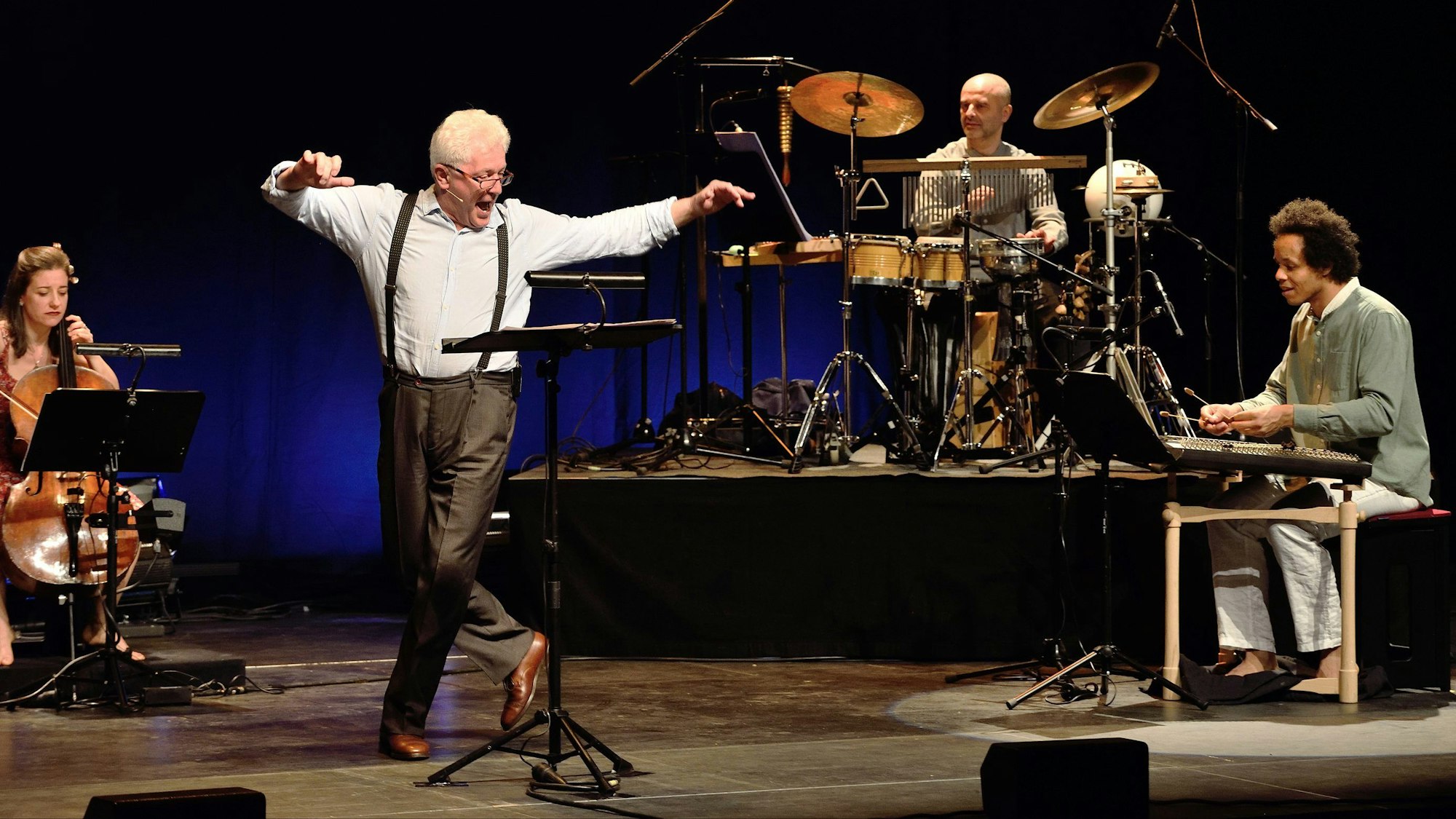 Miroslav Nemec tanzt zwischen seiner Band den Sirtaki auf der Bühne.