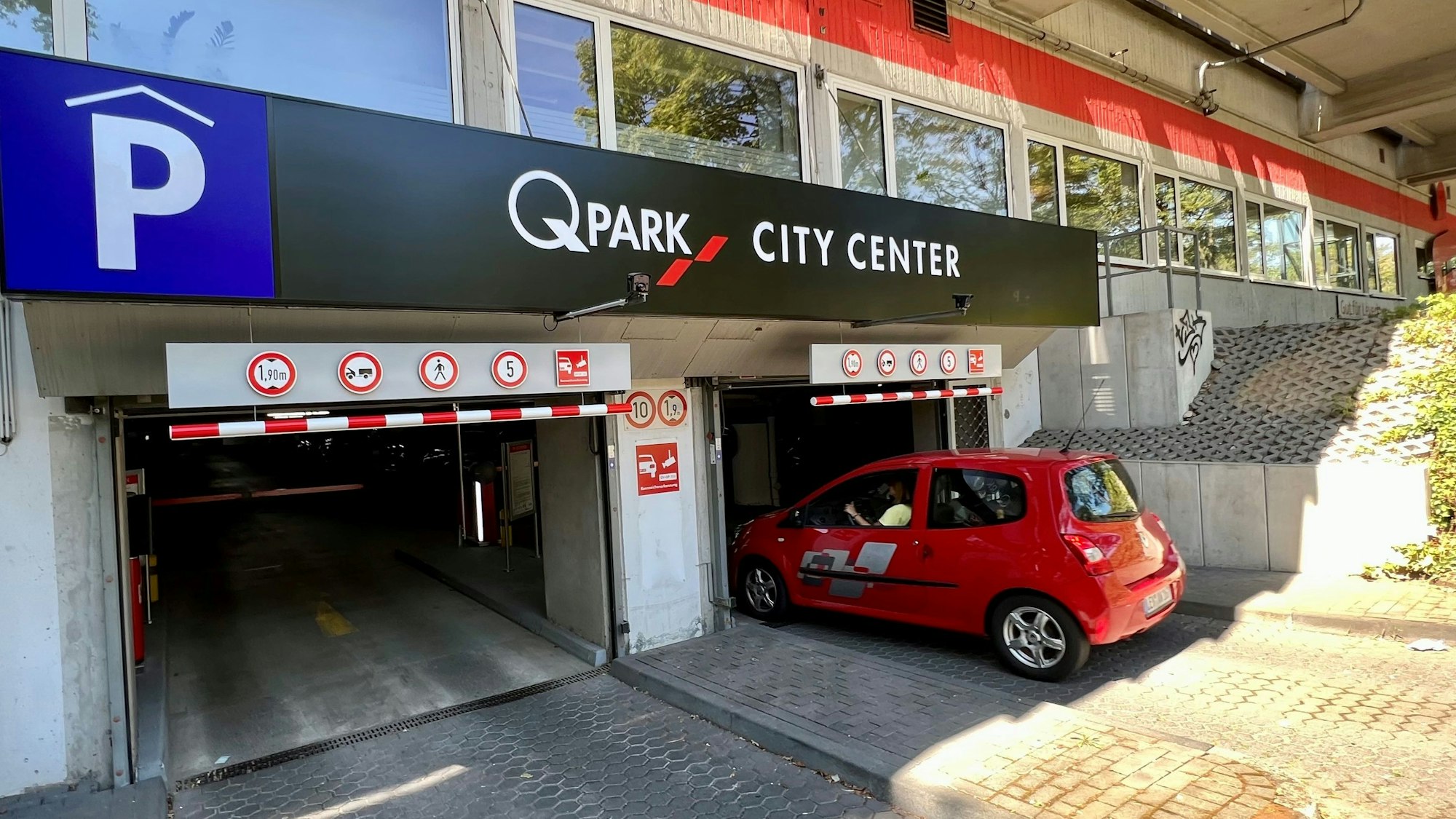 Ein Auto steht in der Zufahrt zur Tiefgarage unter der City C