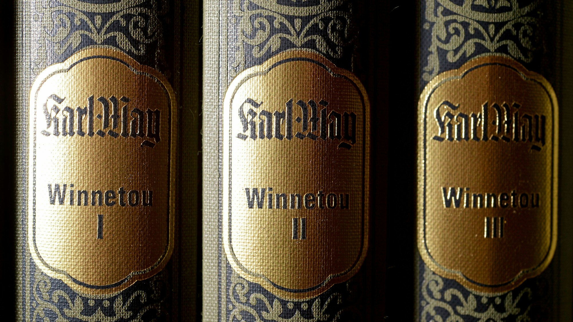 Winnetou-Bücher stehen in einem Regal des Karl-May-Verlags.