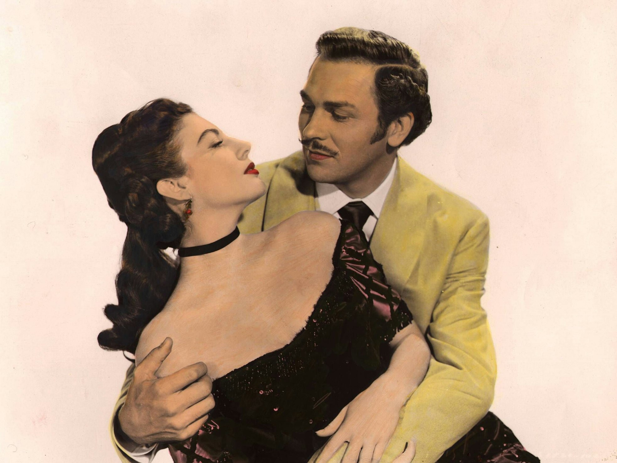 Ava Gardner und Howard Keel halten sich in den Armen.