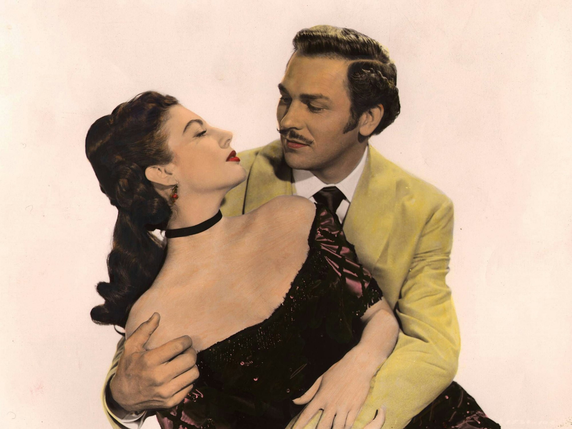 Ava Gardner und Howard Keel halten sich in den Armen.