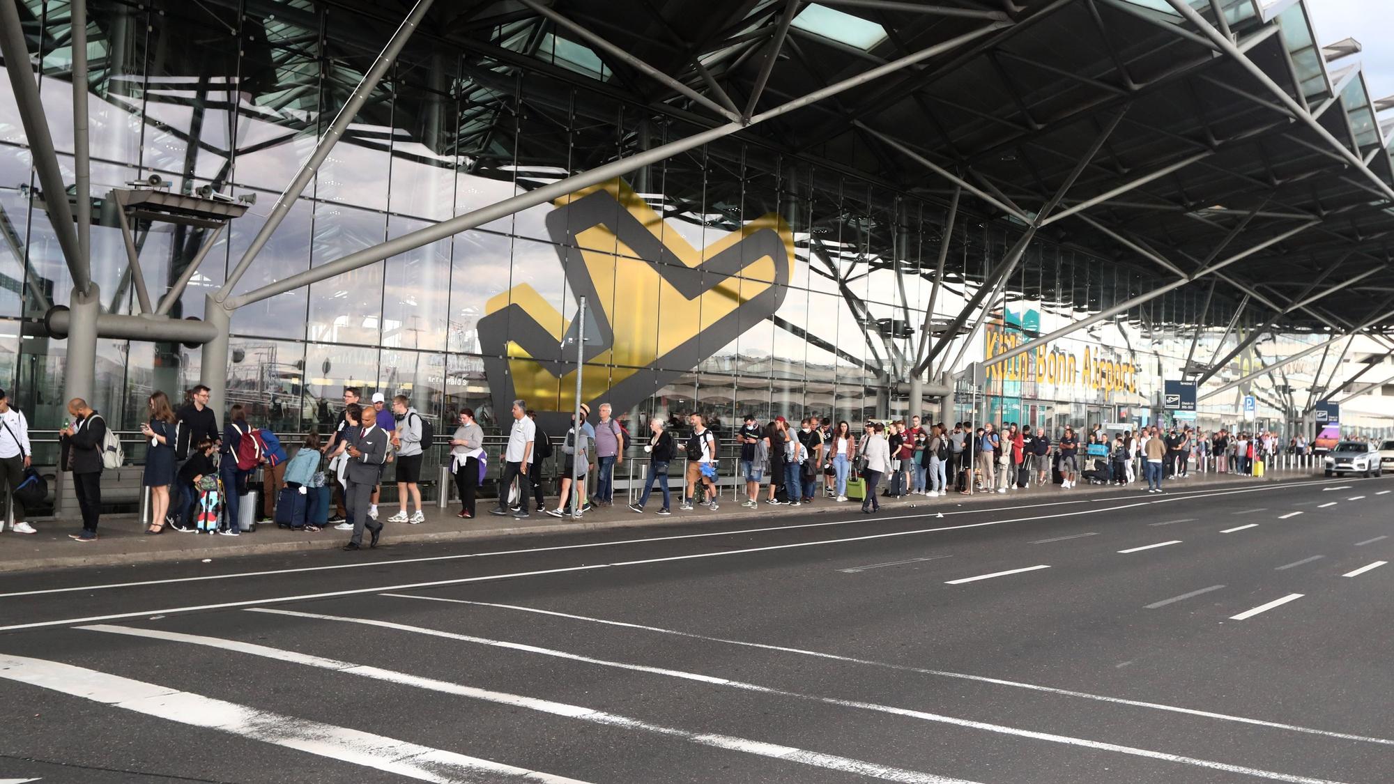 Flughafen Köln Bonn, Fluggäste in der Warteschlange, die bis vor das Flughafengebäude reicht, 01.07.2022, Bild: Herbert Bucco