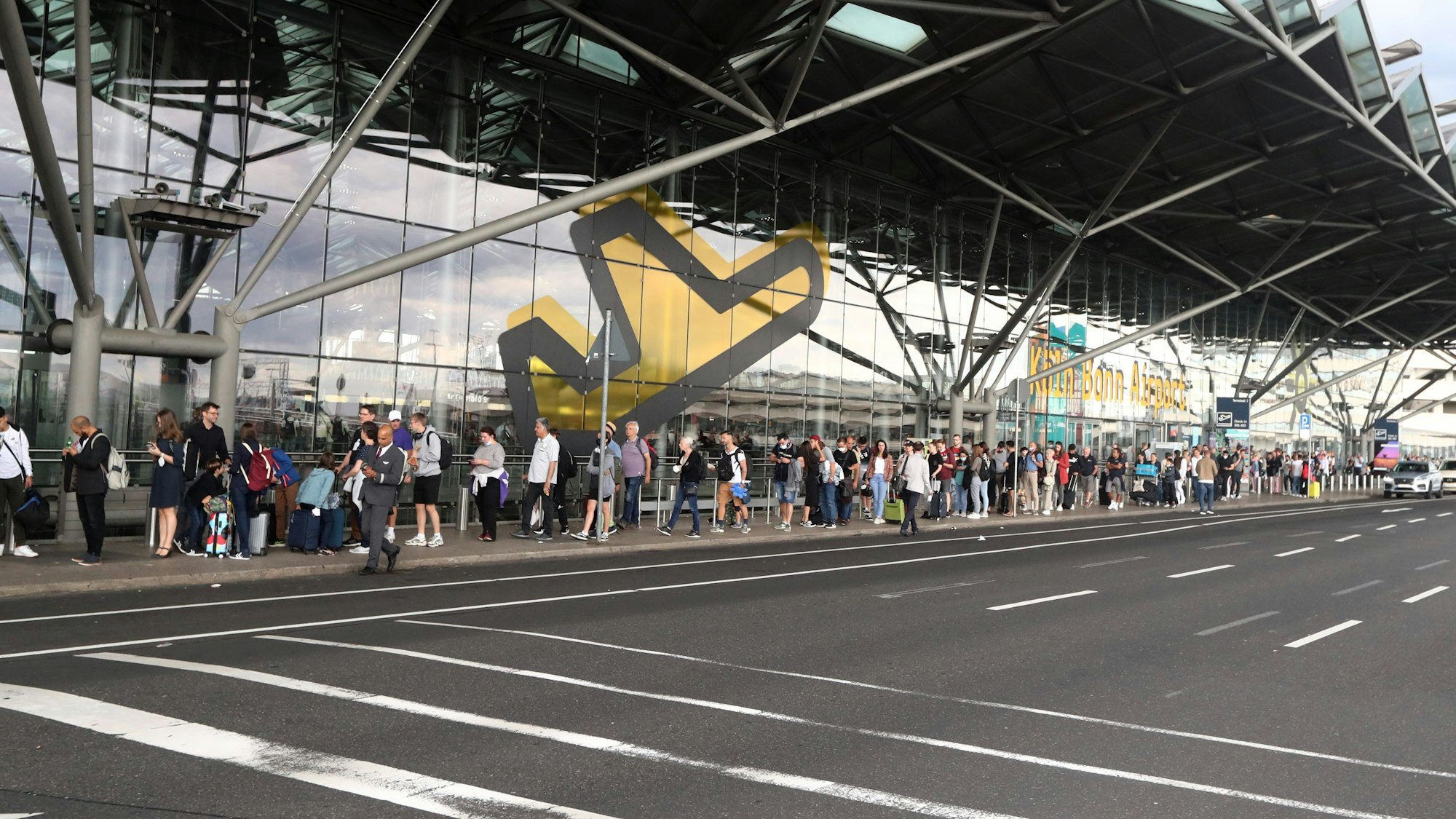 Flughafen Köln Bonn, Fluggäste in der Warteschlange, die bis vor das Flughafengebäude reicht, 01.07.2022, Bild: Herbert Bucco