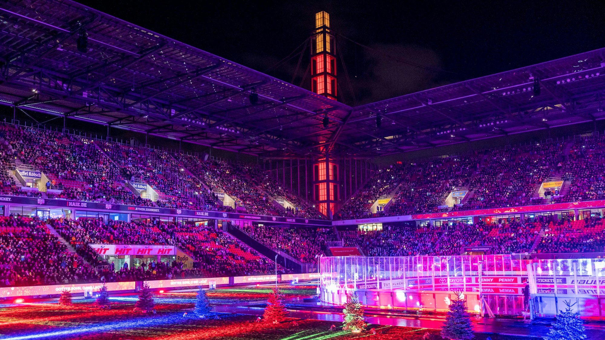 Weihnachtlich erleuchtetes Stadion.