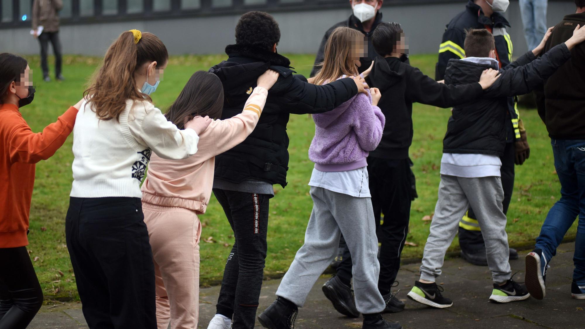 Im Februar wird Amokalarm an der Heinrich-Böll-Gesamtschule in Chorweiler ausgelöst. Spezialkräfte der Polizei rücken an. Die Kinder werden in Gruppen aus dem Gebäude geführt. Später stellt sich heraus, dass es wohl keine Bedrohung gab.