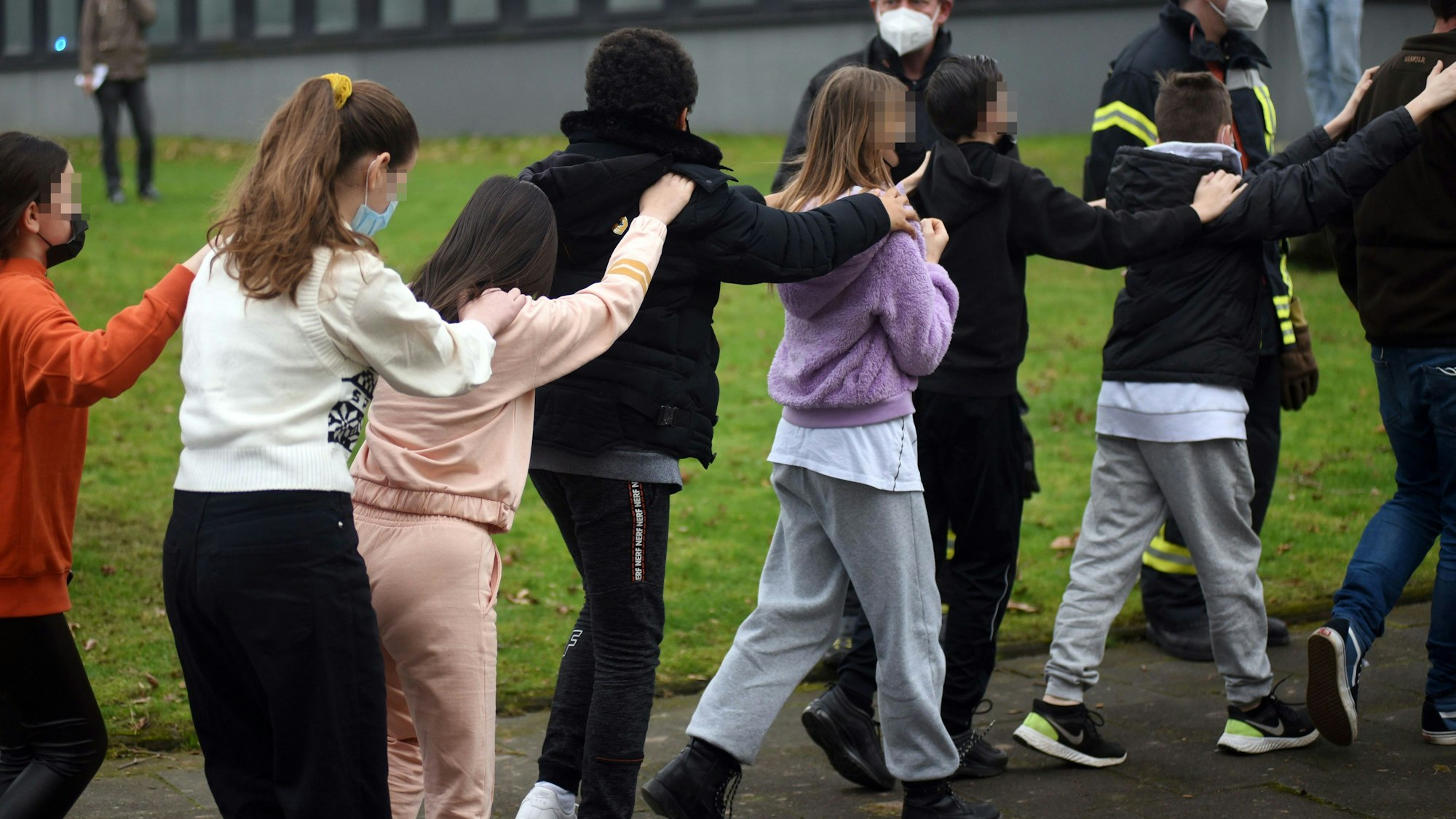Im Februar wird Amokalarm an der Heinrich-Böll-Gesamtschule in Chorweiler ausgelöst. Spezialkräfte der Polizei rücken an. Die Kinder werden in Gruppen aus dem Gebäude geführt. Später stellt sich heraus, dass es wohl keine Bedrohung gab.