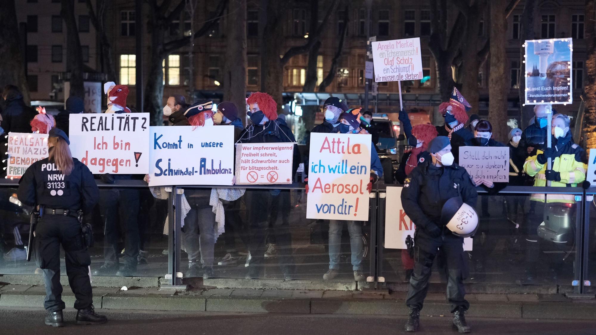 Am Neumarkt treffen Demonstranten, die gegen die Coronamassnahmen protestieren, auf Gegendemonstranten, die für eine Impfpflicht sind. Die Polizei trennt den Demonstrationszug von den Impfbefürwortern.