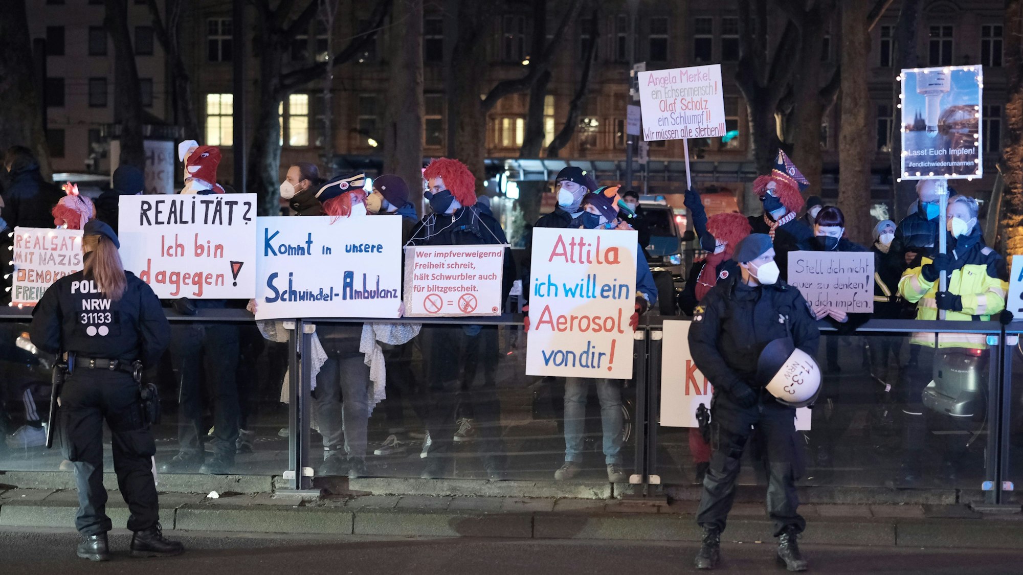 Am Neumarkt treffen Demonstranten, die gegen die Coronamassnahmen protestieren, auf Gegendemonstranten, die für eine Impfpflicht sind. Die Polizei trennt den Demonstrationszug von den Impfbefürwortern.
