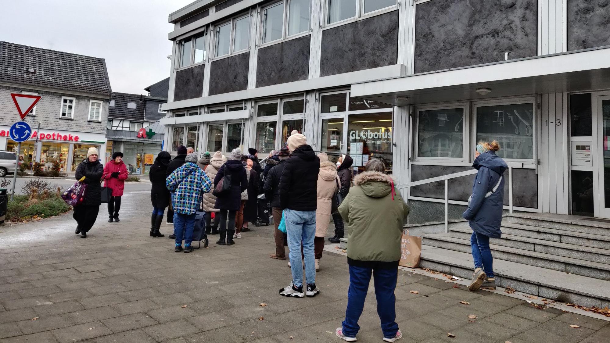 Wartende Menschen vor dem Eingang des Globolus an der Neukirchener Straße.