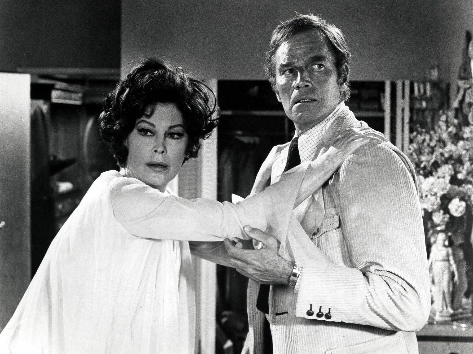 Ava Gardner hält sich während eines Erdbebens an Charlton Heston fest.