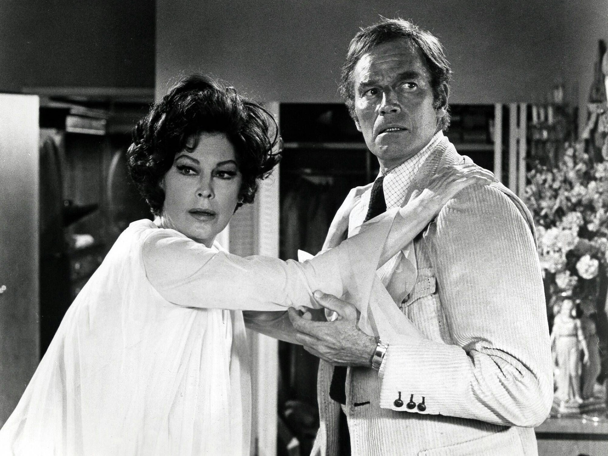 Ava Gardner hält sich während eines Erdbebens an Charlton Heston fest.