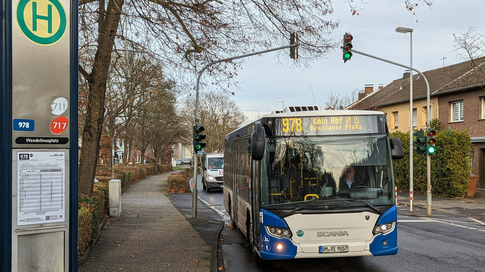 Das Foto zeigt einen Bus beim Anfahren einer Haltestelle.