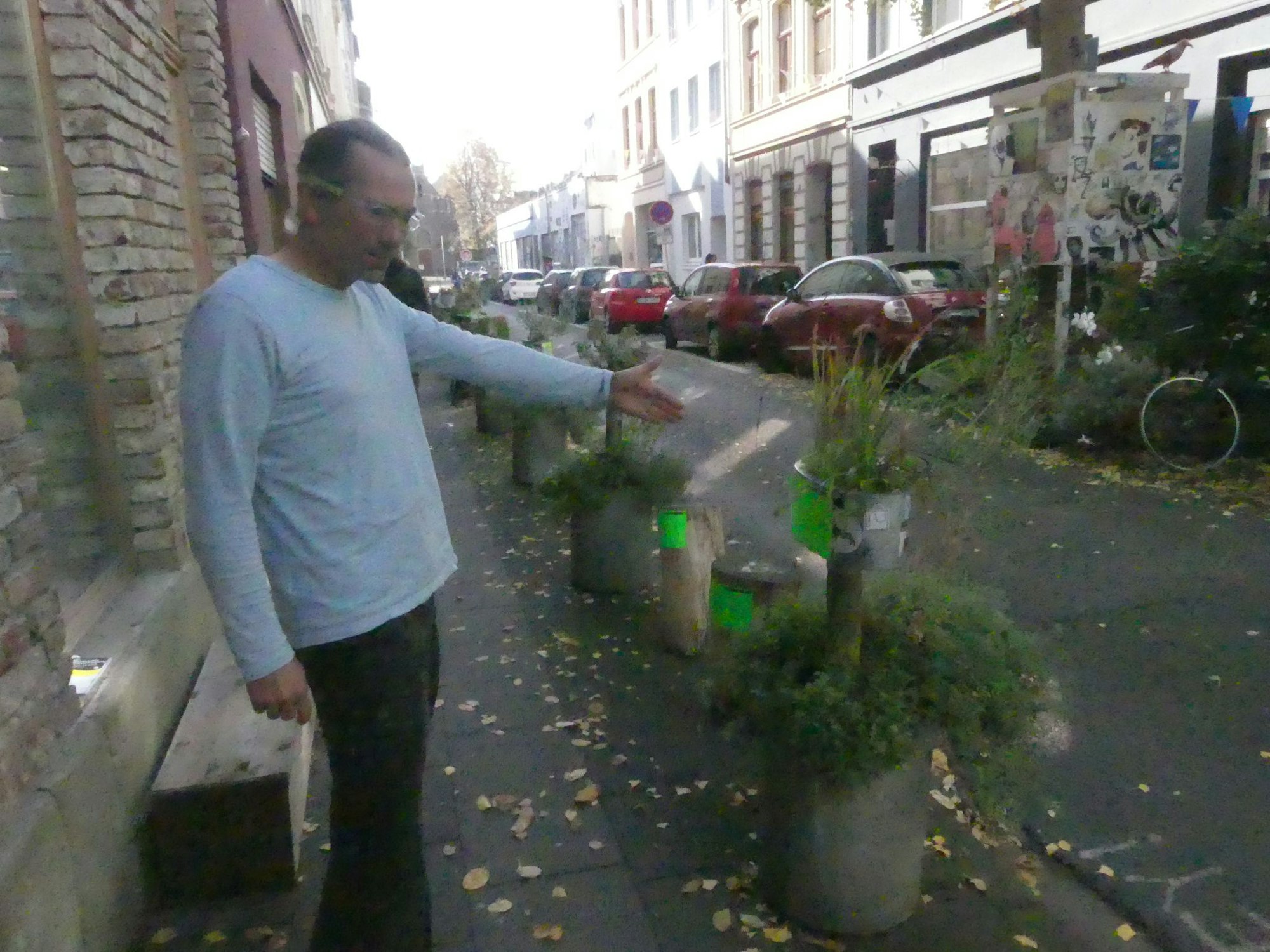 Im Hintergrund geparkte Autos.