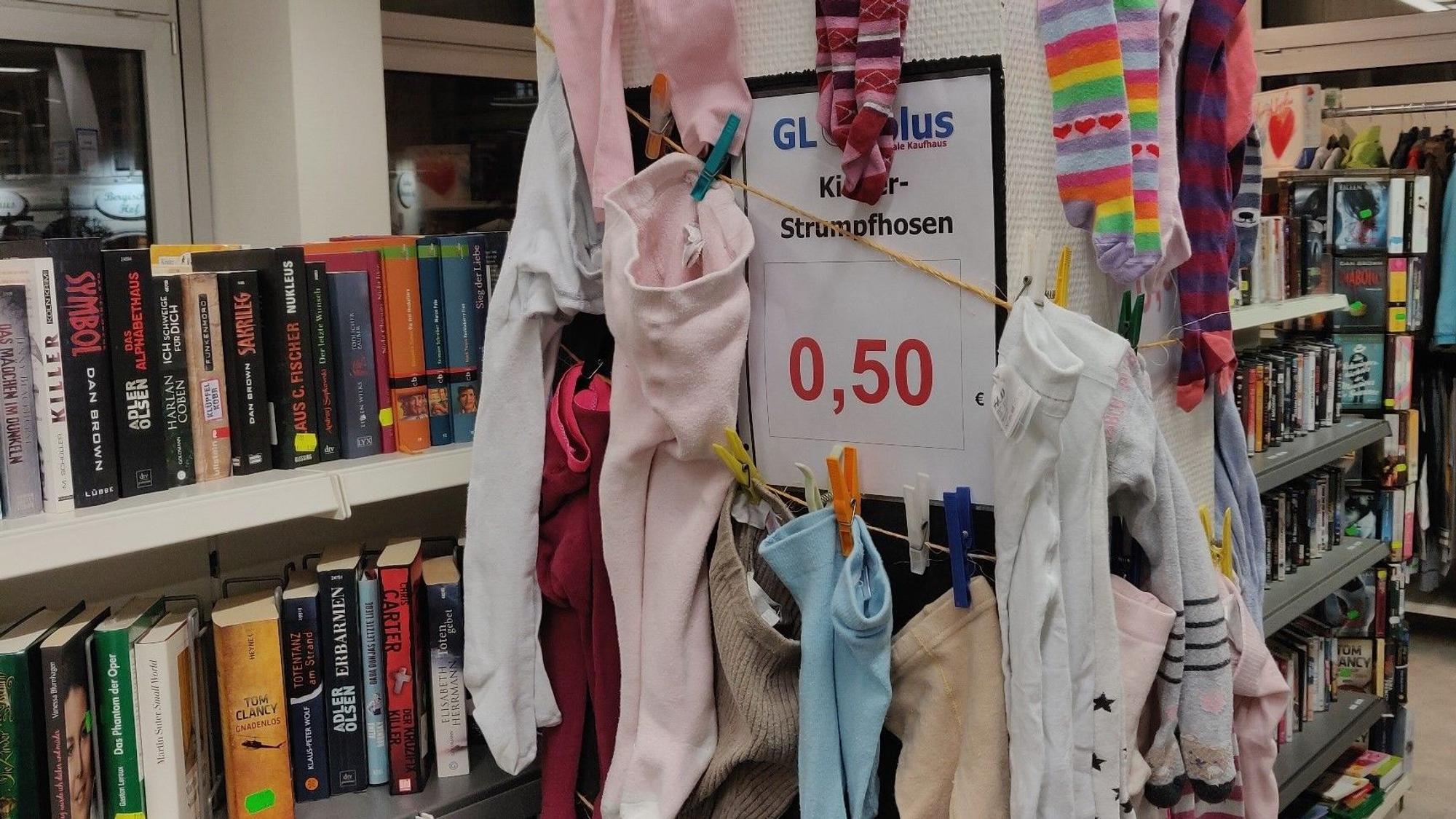 Kinder-Strumpfhosen für 50 Cent hängen an einer Säule.