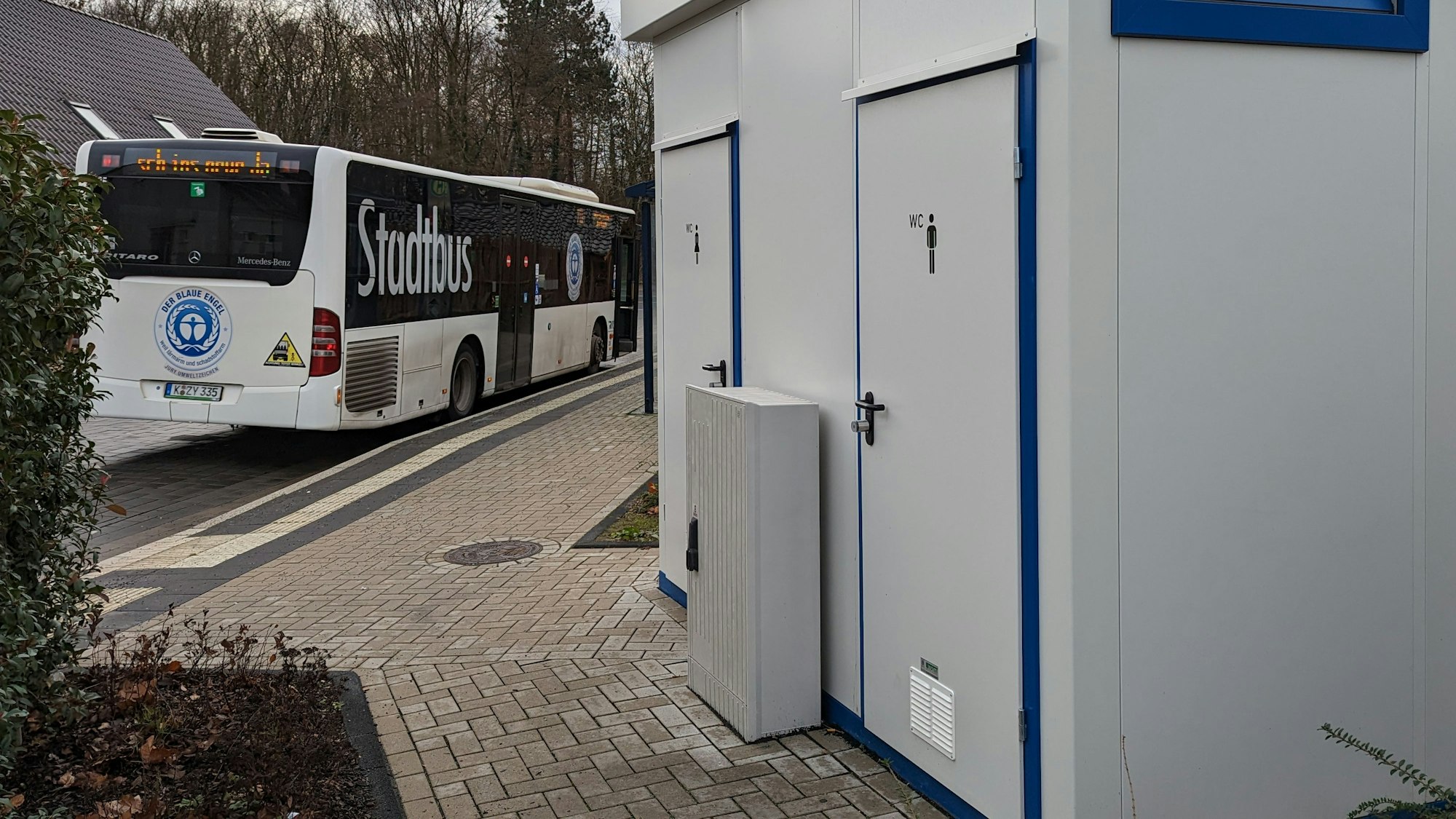 Ein Toilettenhäuschen an der Eifelstraße.