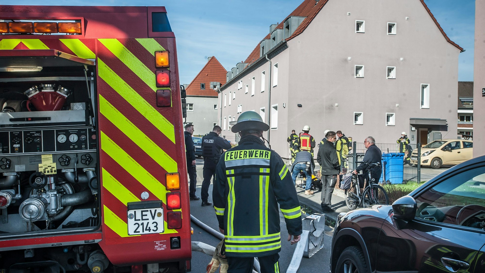 Leverkusener Feuerwehrleute sind im Einsatz an der Myliusstraße.