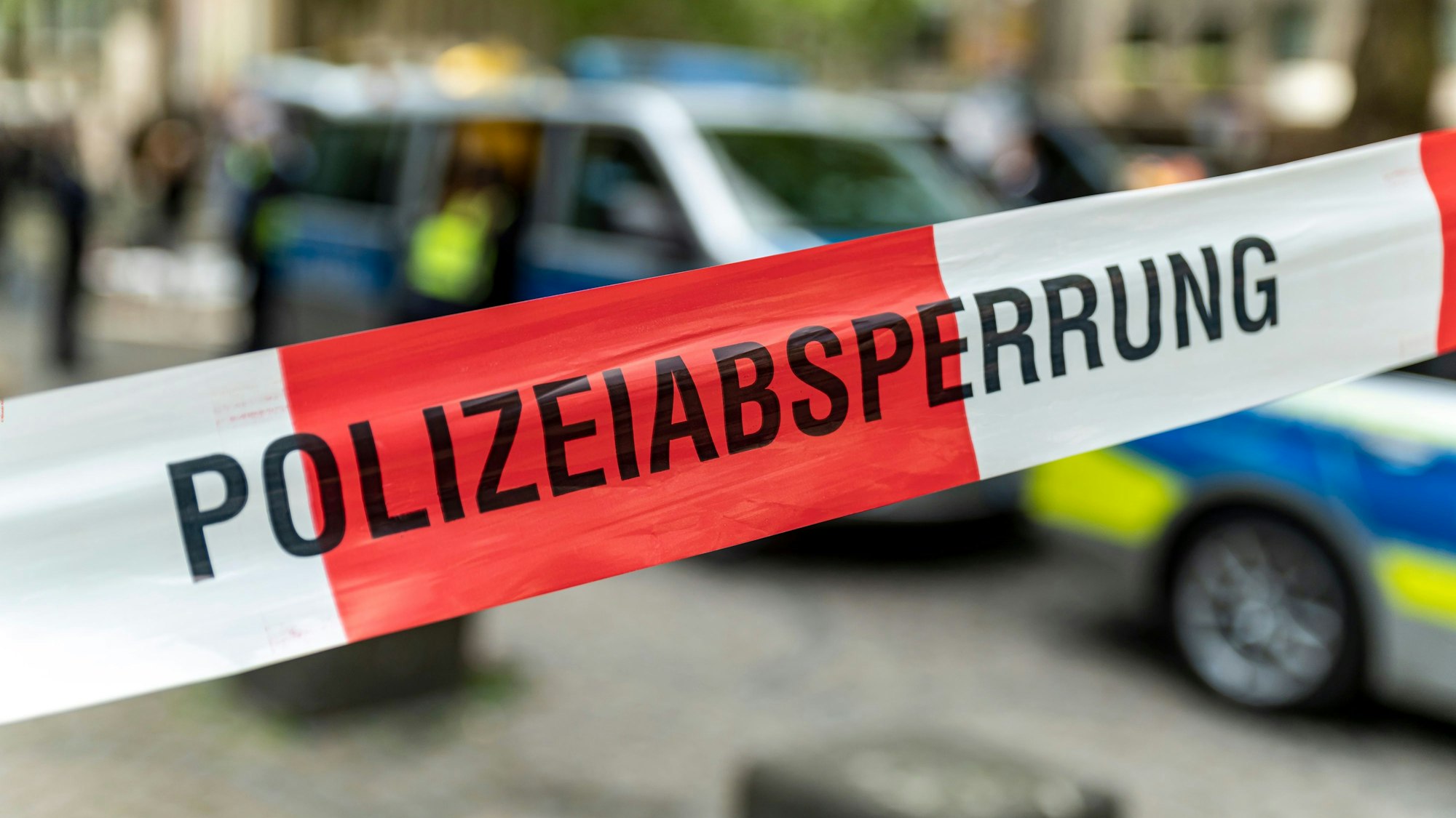 Ein mit Flatterband der Polizei NRW abgesperrter Bereich in der Kölner Innenstadt.
(Symbolbild)