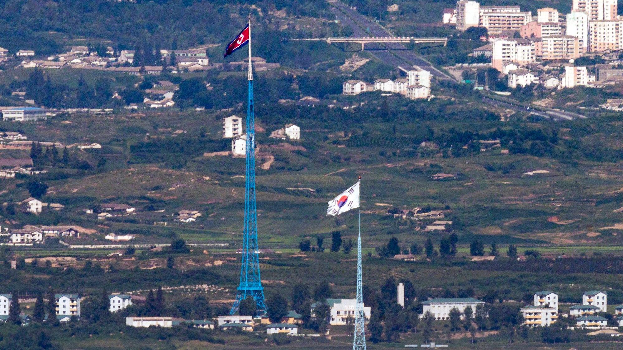 Die Flaggen von Nordkorea (hinten) und Südkorea (vorn) im Grenzgebiet flattern im im Wind.