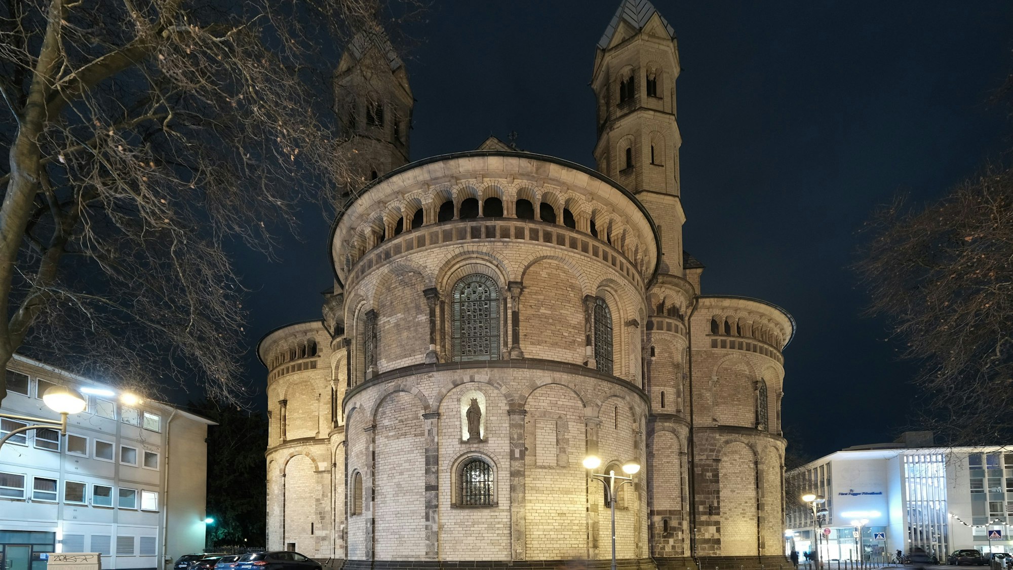 Die beleuchtete Kirche St. Aposteln
