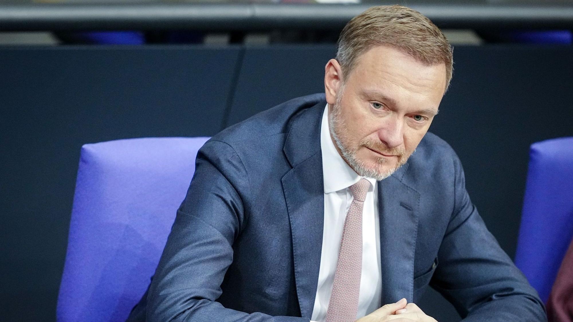 Finanzminister Christian Lindner (FDP) sitzt im Plenum des Bundestages.