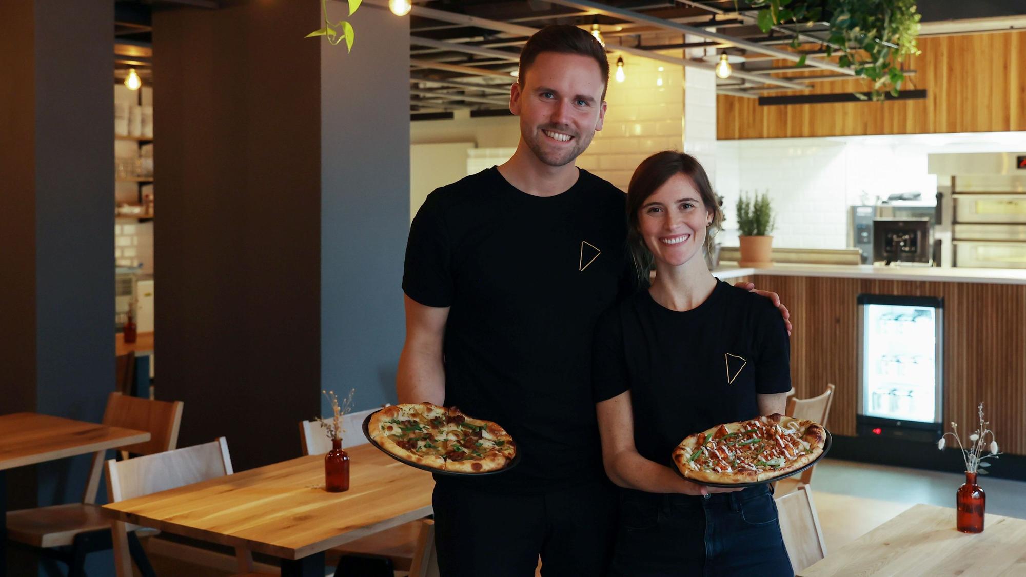 Christoph und Alissa Klein von „Virtuous Pie“ zeigen ihre veganen Pizzen.