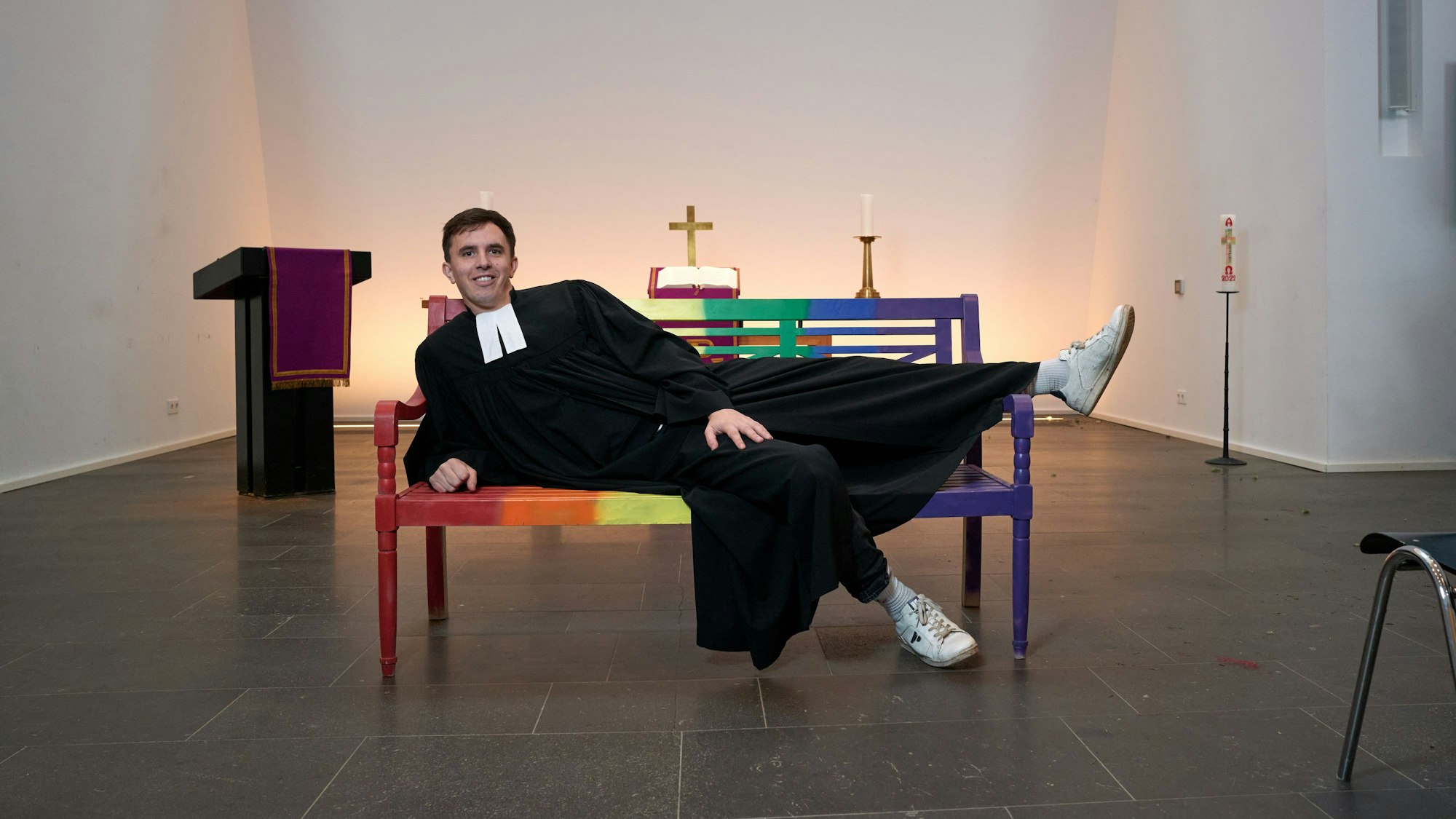 21.12.2022, Christuskirche Köln, Pastor Tim Lahr, offen homosexuell lebender Pastor der Evangelischen Gemeinde Köln läd zum zum queeren Weihnachtsgottesdienst ein, Foto: Christian Festag