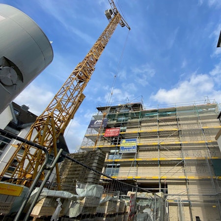 Blick auf die Baustelle am Brühler Rathaus
