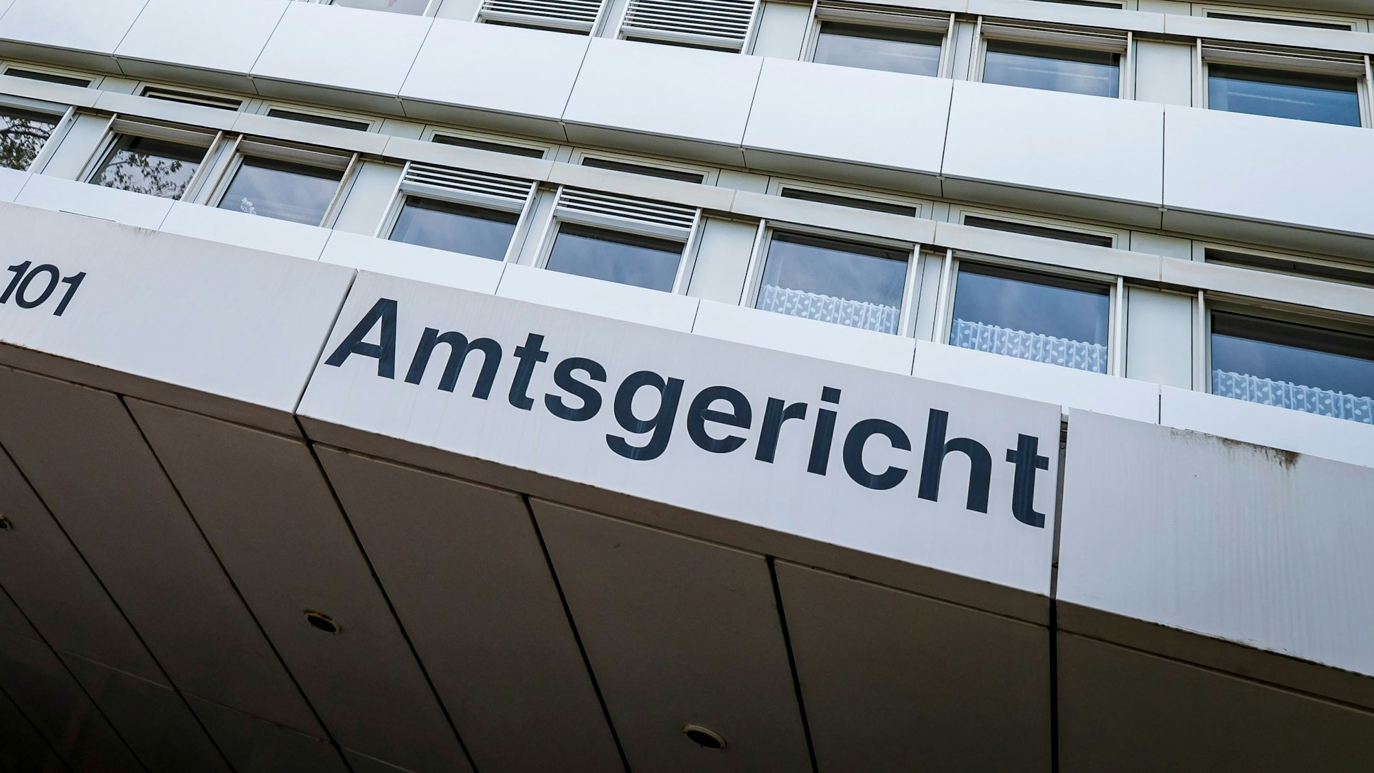 Außenansicht des Landgerichts und Amtsgerichts Köln auf der Luxemburger Straße in Köln Sülz.
