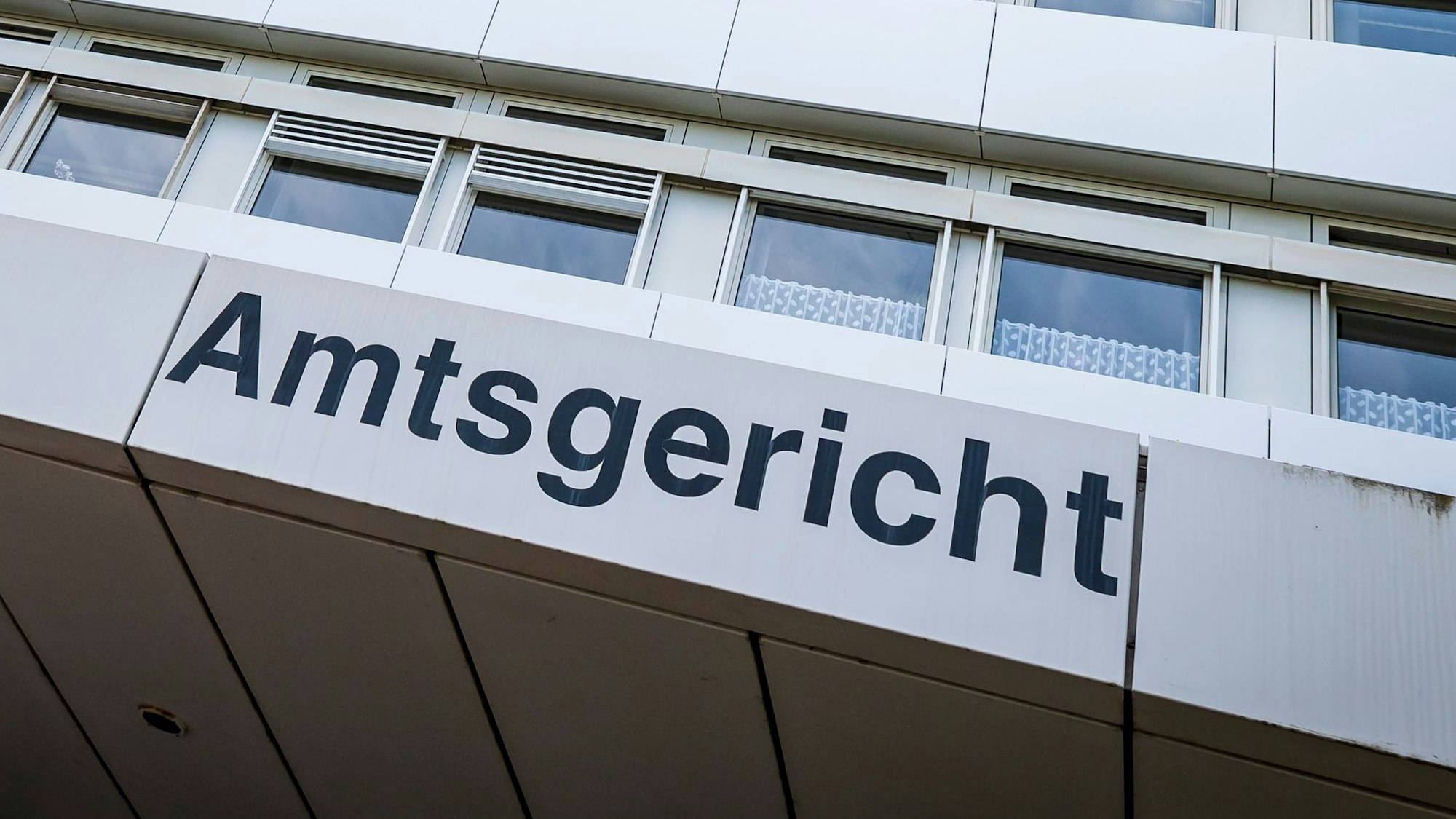 Der Strafverteidiger muss sich als Angeklagter vor dem Amtsgericht Köln verantworten.