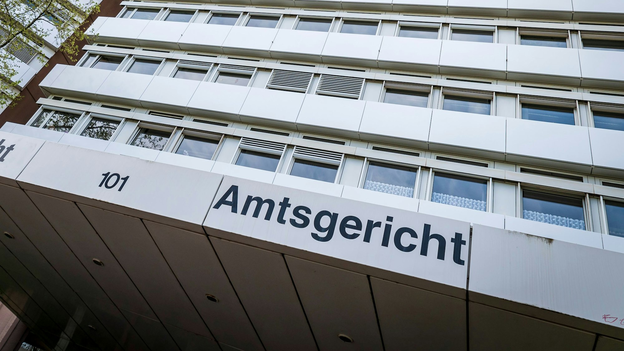 Weiße Fassade des Amtsgerichts mit etlichen Fenstern.