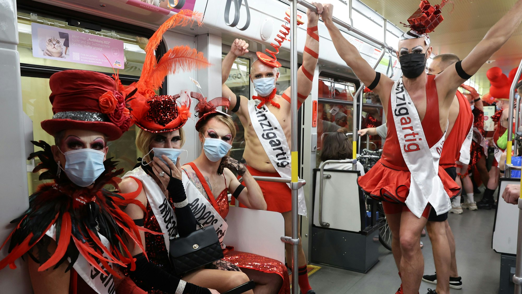Die Gruppe „Einzigartig“ ist auf dem Weg zur ColognePride-Demonstration am Christopher Street Day.