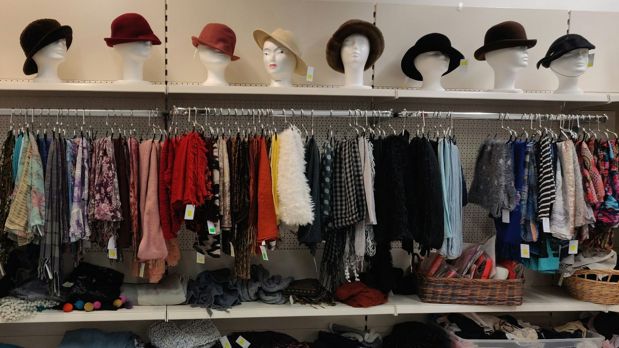 Hutgalerie in der Damenabteilung.
