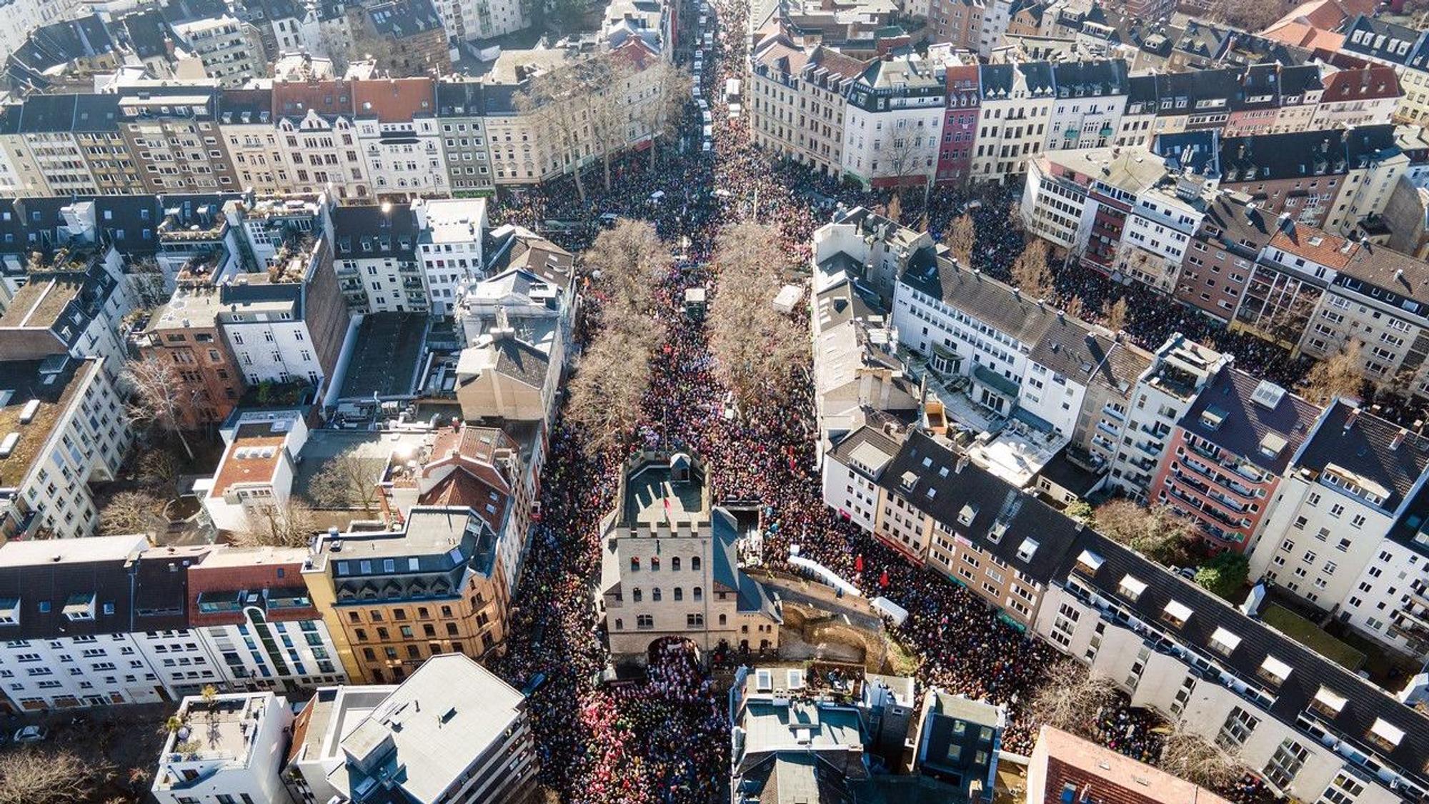 Zehntausende Menschen haben sich zu einer Friedensdemonstration am Rosenmontag in der Innenstadt versammelt. Nach dem russischen Angriff auf die Ukraine wurde das Rosenmontagsfest abgesagt, stattdessen zieht ein Protestmarsch durch die Innenstadt - vorbei an vielen der Motivwagen, die eigentlich für den Rosenmontagszug gebaut worden waren.