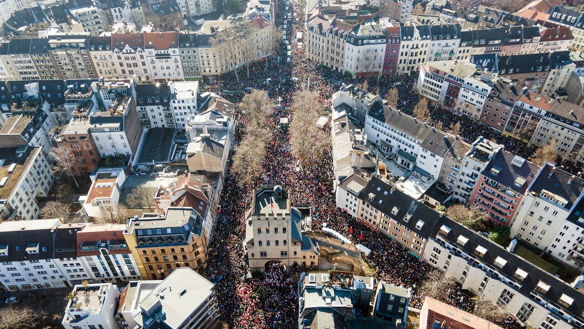 Zehntausende Menschen haben sich zu einer Friedensdemonstration am Rosenmontag in der Innenstadt versammelt. Nach dem russischen Angriff auf die Ukraine wurde das Rosenmontagsfest abgesagt, stattdessen zieht ein Protestmarsch durch die Innenstadt - vorbei an vielen der Motivwagen, die eigentlich für den Rosenmontagszug gebaut worden waren.