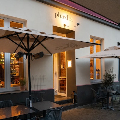 weißes Gebäude mit beleuchteten Fenstern