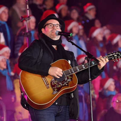 Björn Heuser steht bei „Kölle singt“ in der Lanxess-Aren am Mikro und spielt dazu Gitarre.