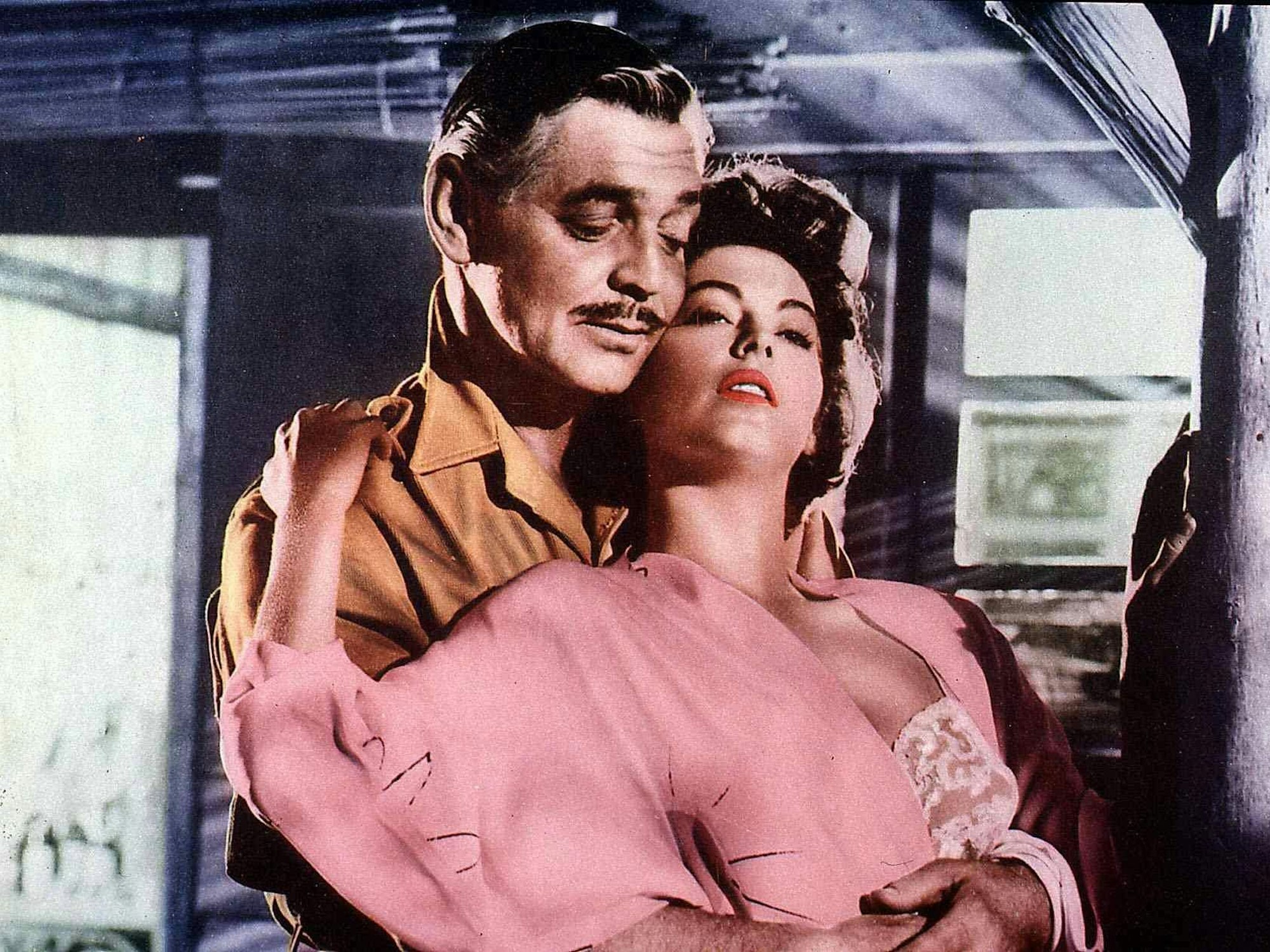 Clark Gable hält Ava Gardner in den Armen. Ihre Bluse ist leicht geöffnet.