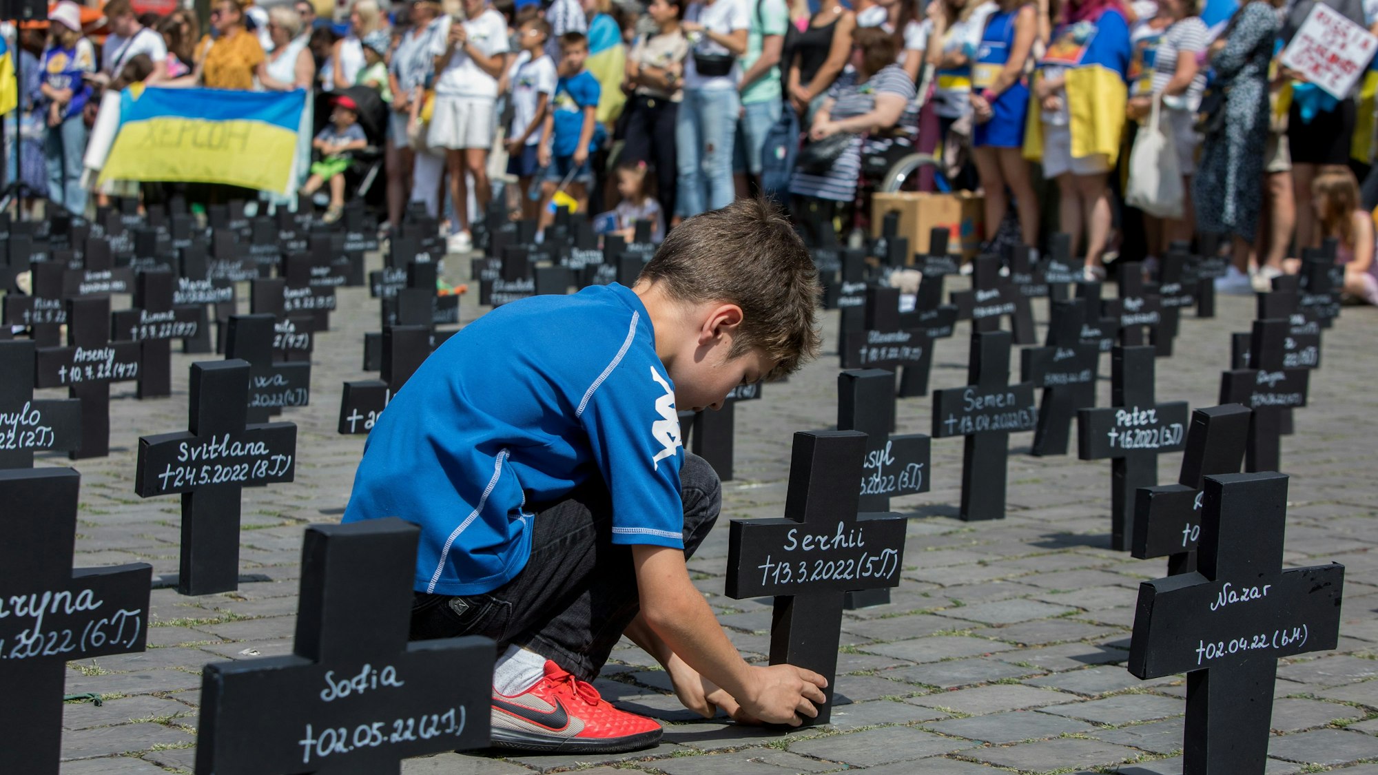 358 Kreuze werden im Juli auf dem Heumarkt aufgestellt. Jedes erinnert an ein bis dahin im Ukraine-Krieg umgekommenes Kind. Veranstalter der Aktion ist Blau-Gelbe Kreuz.