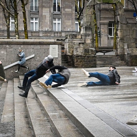 Sturm Zeynep fegt im Februar 2022 über die Domplatte. Mehrere Passanten werden einfach umgeweht.