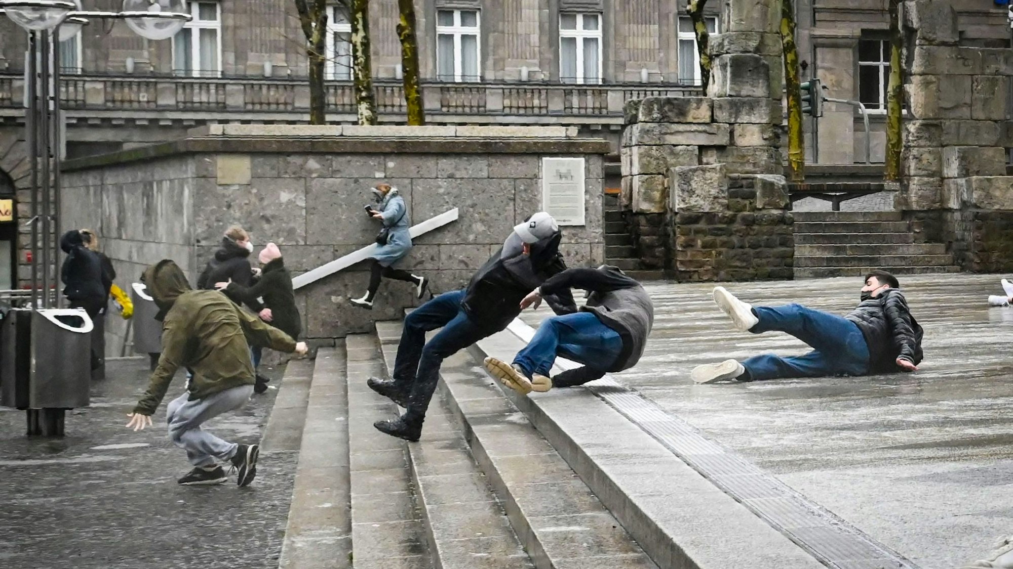 Sturm Zeynep fegt im Februar 2022 über die Domplatte. Mehrere Passanten werden einfach umgeweht.