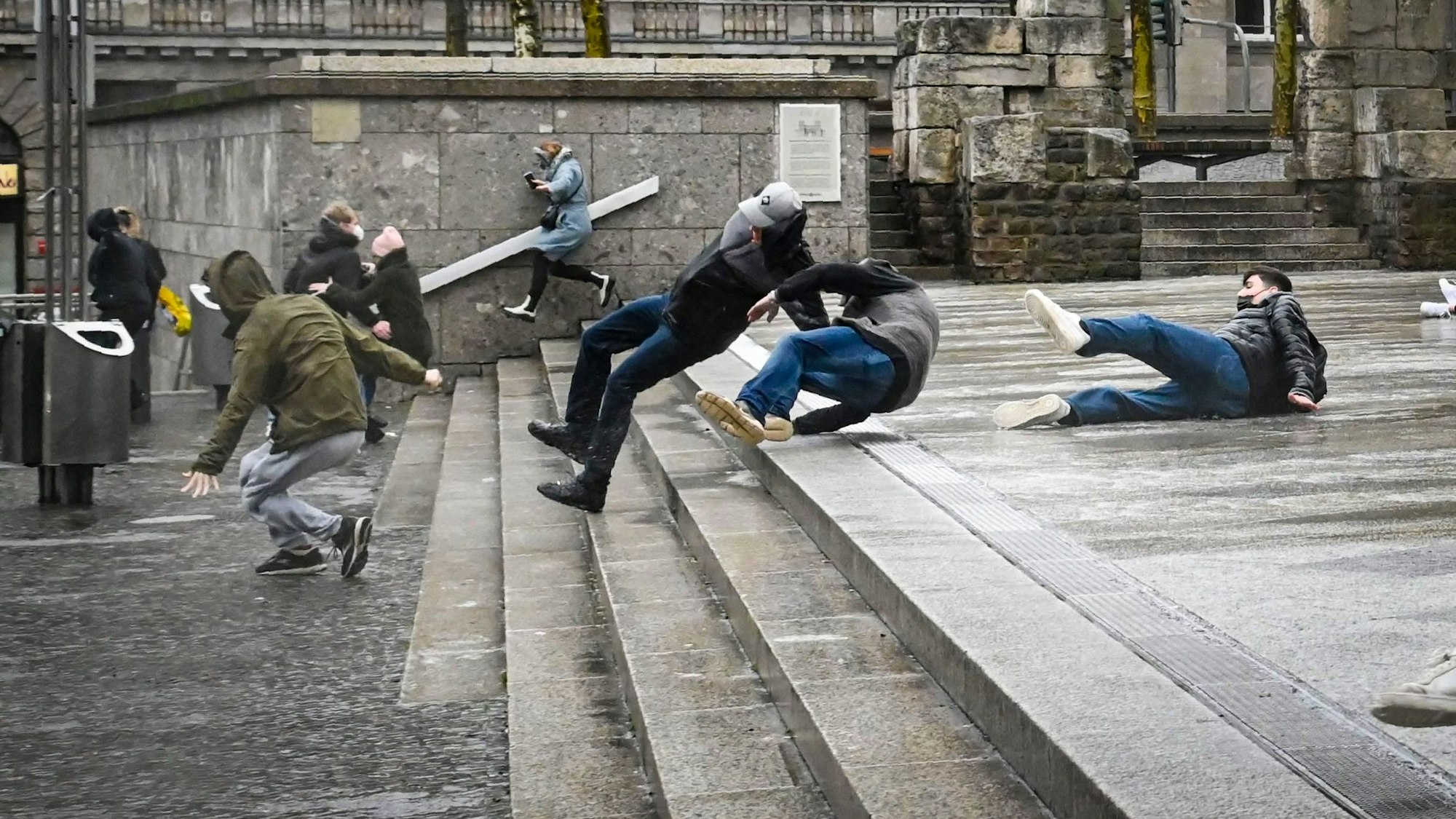 Im Februar fegte Sturm Zeynep über die Domplatte. Passanten wurden einfach umgeweht.