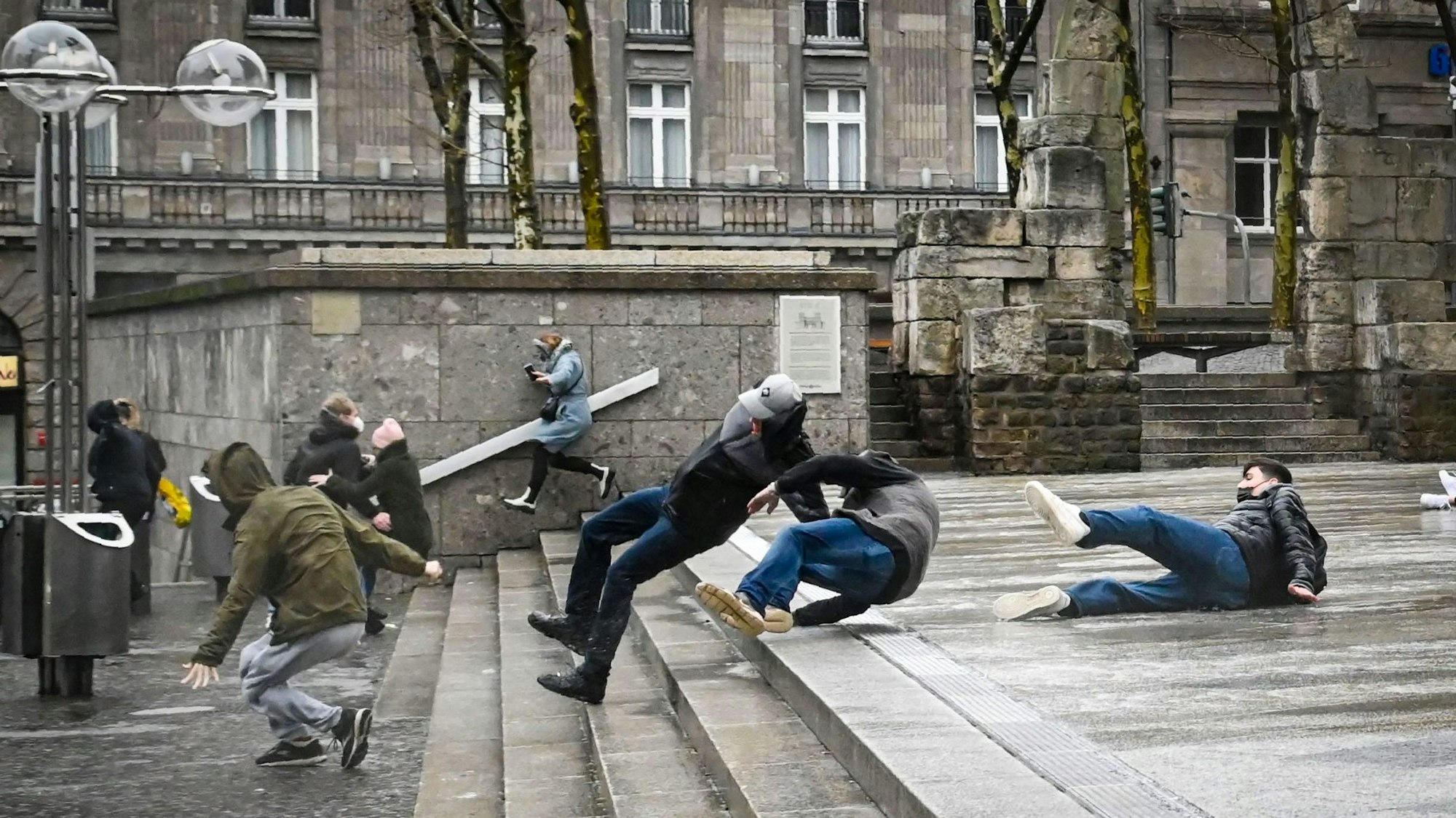 18.02.2022 Köln.
Sturm Zeynep fegt über die Domplatte.
Passanten werden einfach umgeweht.