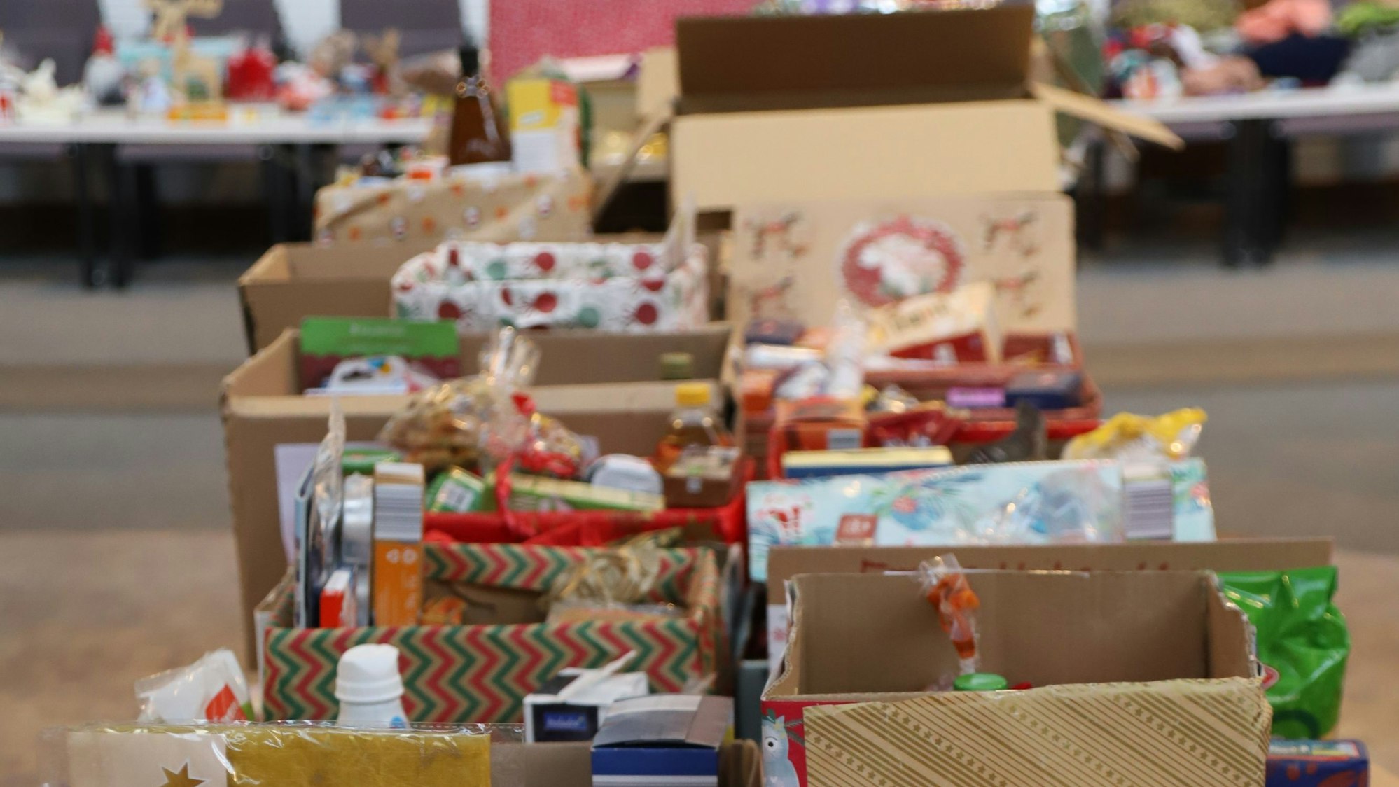 Ein Raum voll mit Spendenkisten.