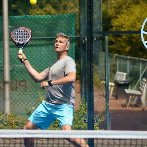 Mit dem Schläger in der Hand visiert Henrik Beuning den Spielball an.